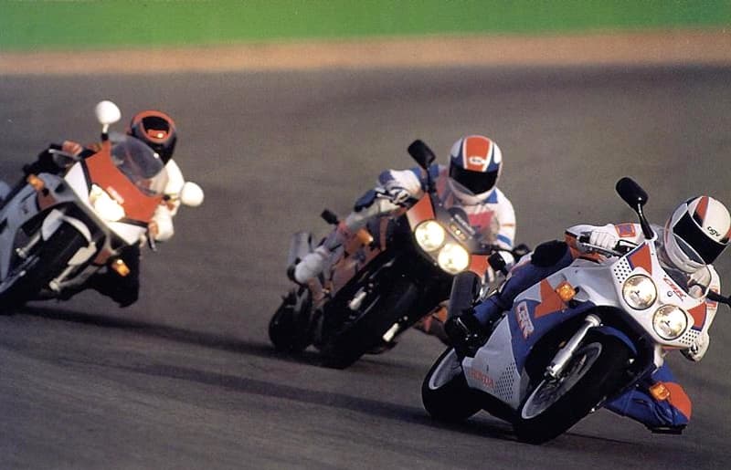 1992 Honda CBR900RR vs FZR1000 and GSX-R1100 on track