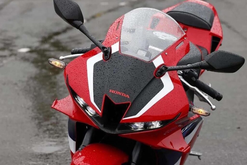 Winglets and improved lights on the 2021 Honda CBR600RR