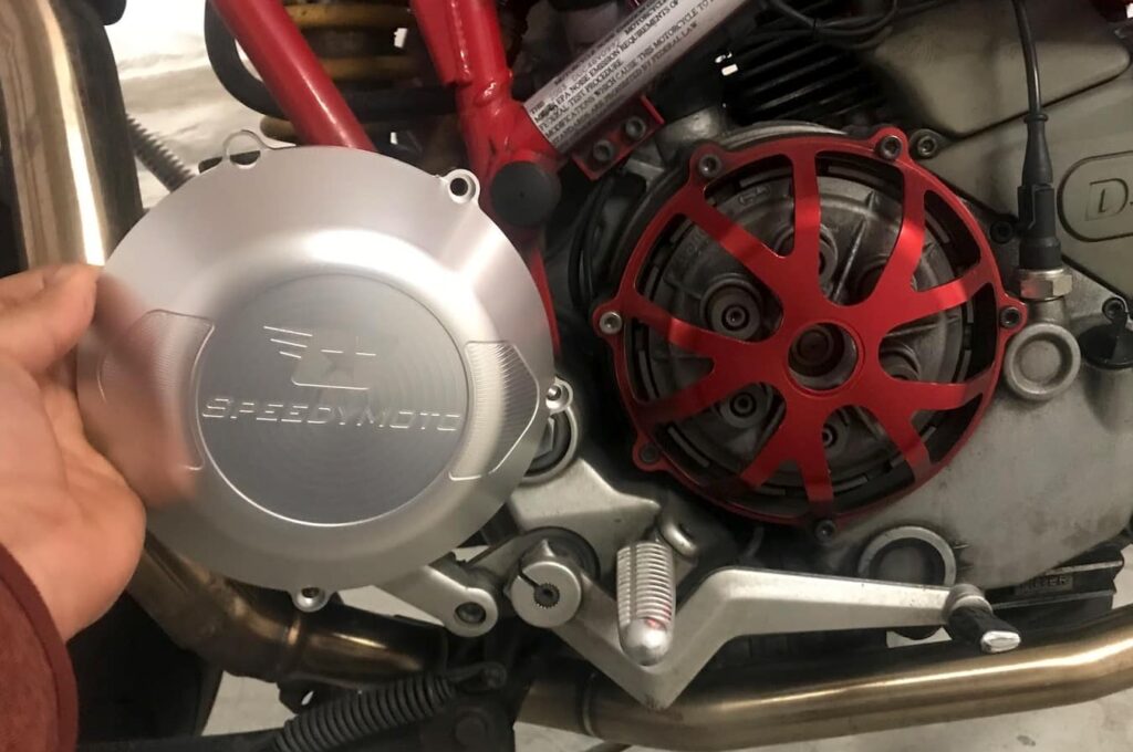 Open and closed clutch covers on the Ducati Multistrada 1000DS