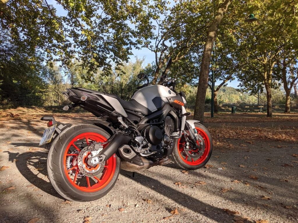 Bad motorcycle photography of a Yamaha MT-09