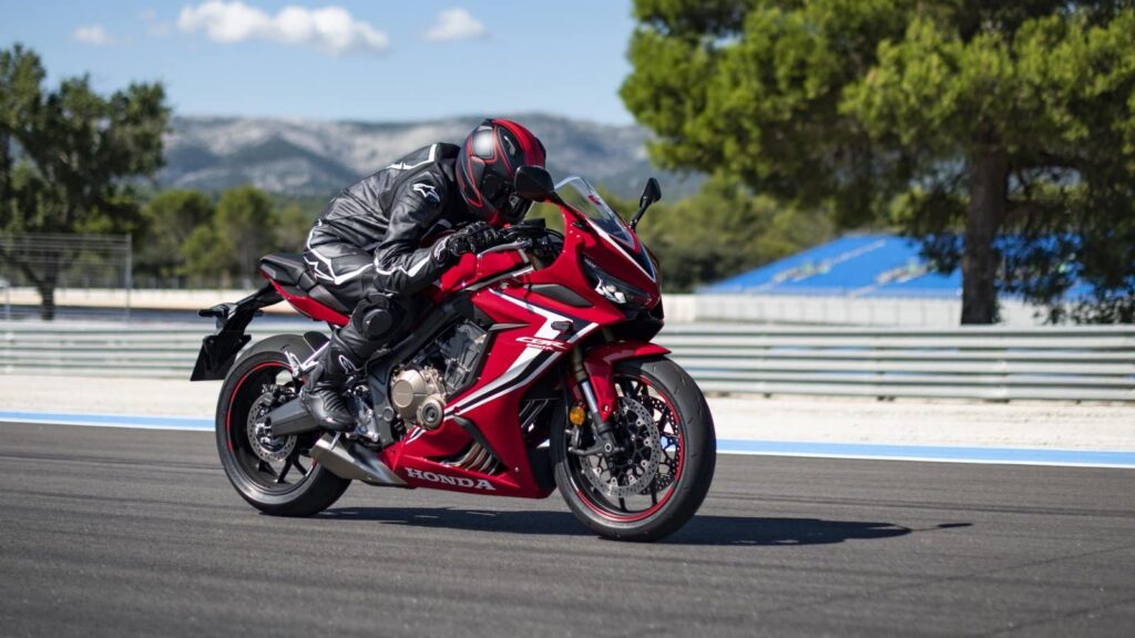 Riding position of the Honda CBR650R