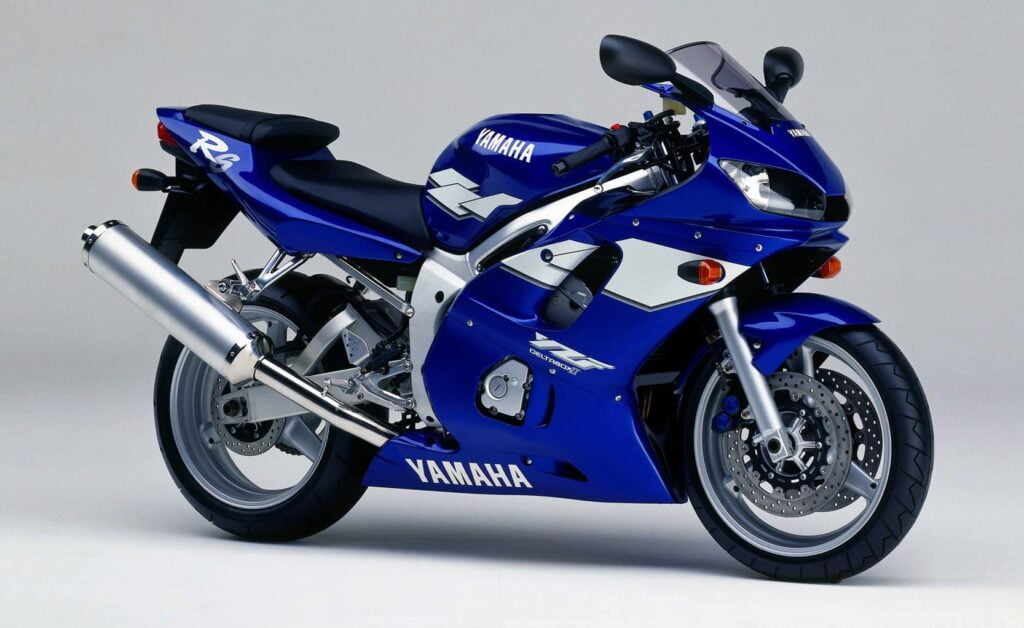 Original, first generation Yamaha R6 in blue, from 1999