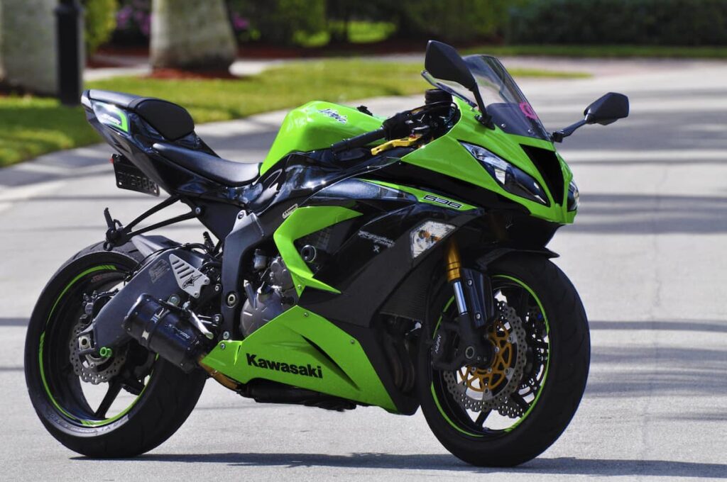 Green Kawasaki ZX-6R 636 compared with the Yamaha R1