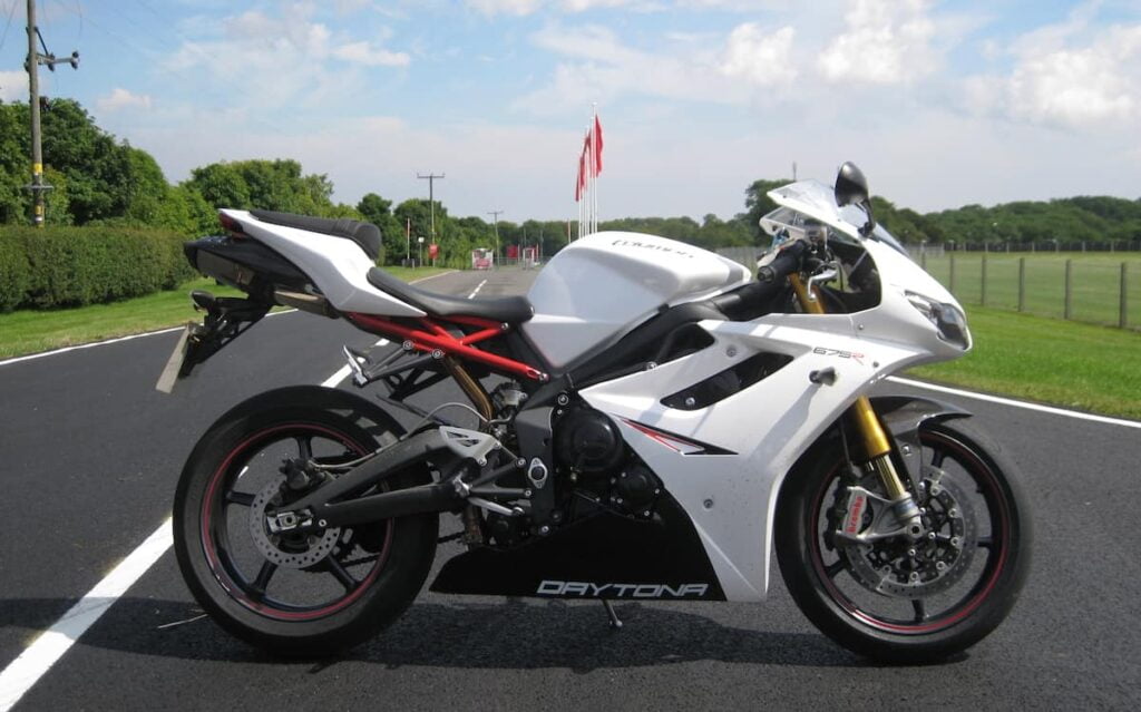 Triumph Daytona 675R - torquiest and lightest alternative to the 600cc motorcycles, with a perky triple cylinder engine