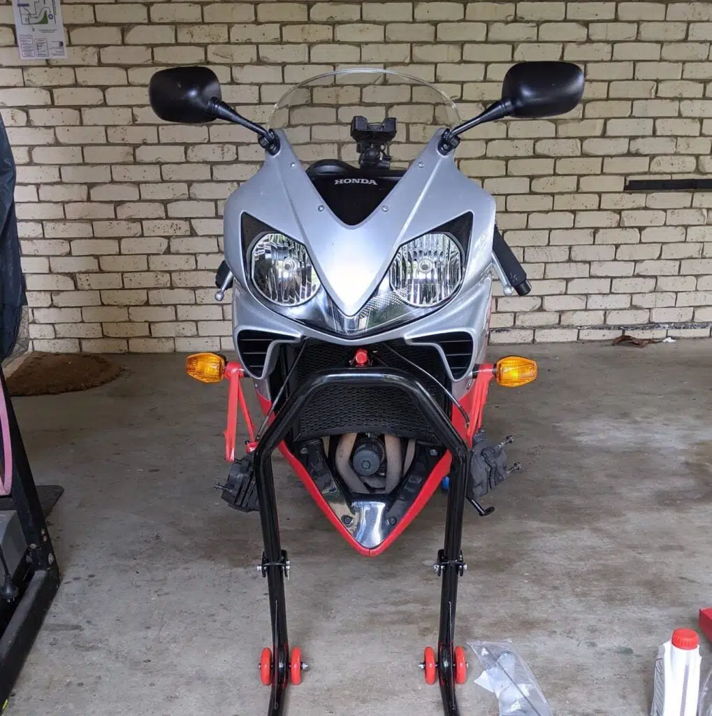  Moto avec fourches avant enlevées, sur un pied d'arbre triple 