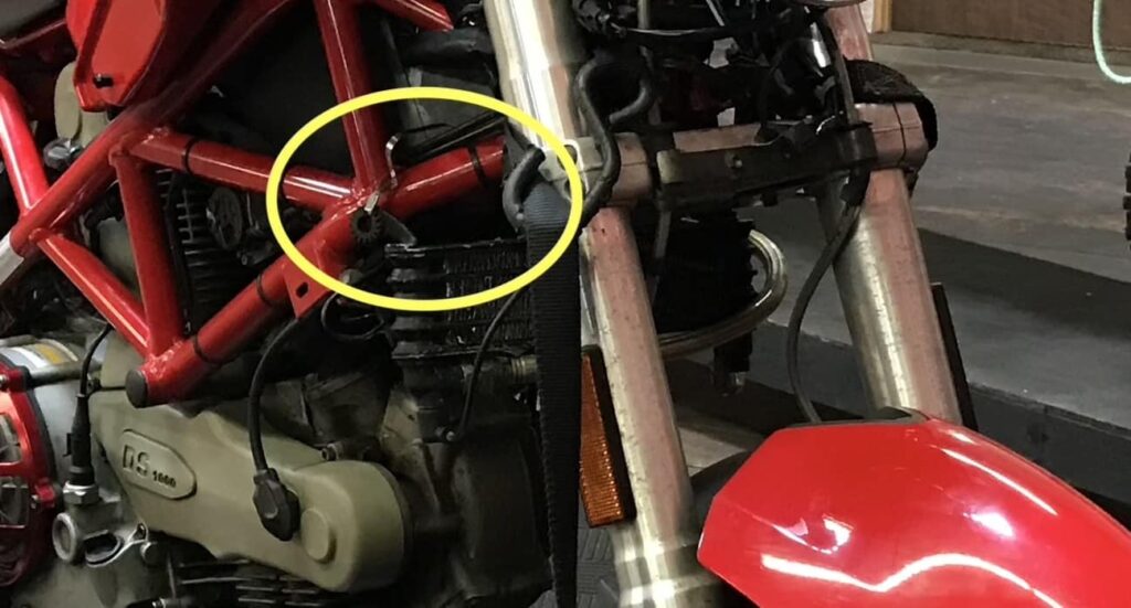 naked multistrada - Mounting the oil cooler with cable ties