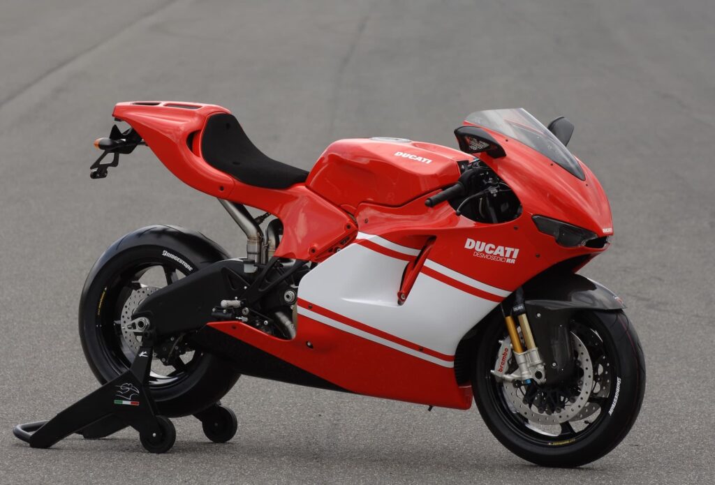 2007 Ducati Desmosedici RR rhs 3-4 on track