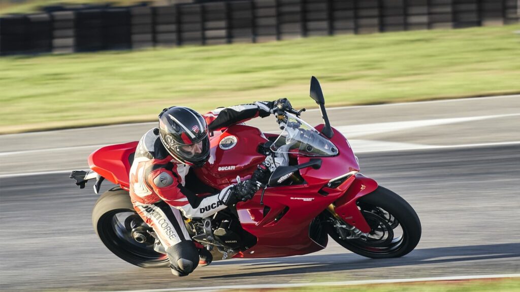2021 Ducati Supersport 950 S vs Honda VFR800