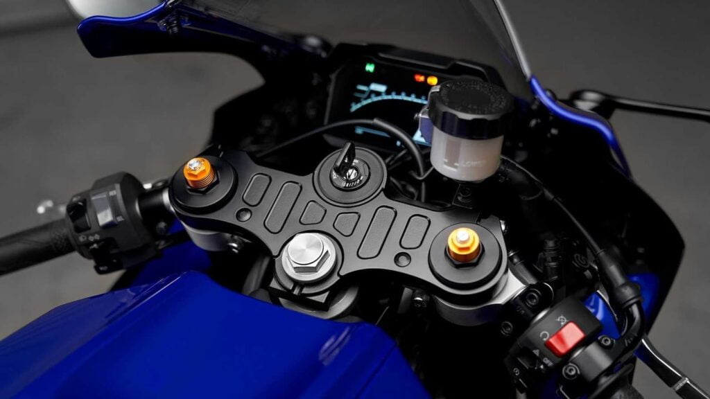 2021 Yamaha R7 cockpit and dash