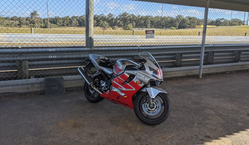 CBR600F4i at race track