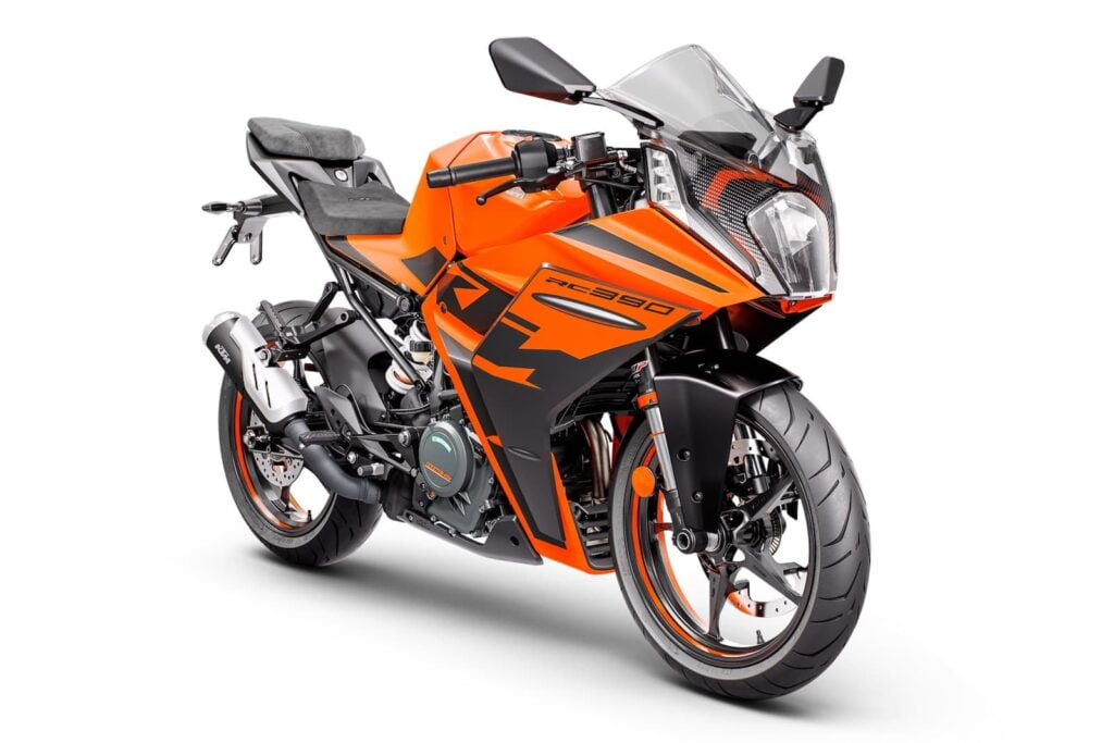 2022 KTM RC 390 RHS diagonal studio