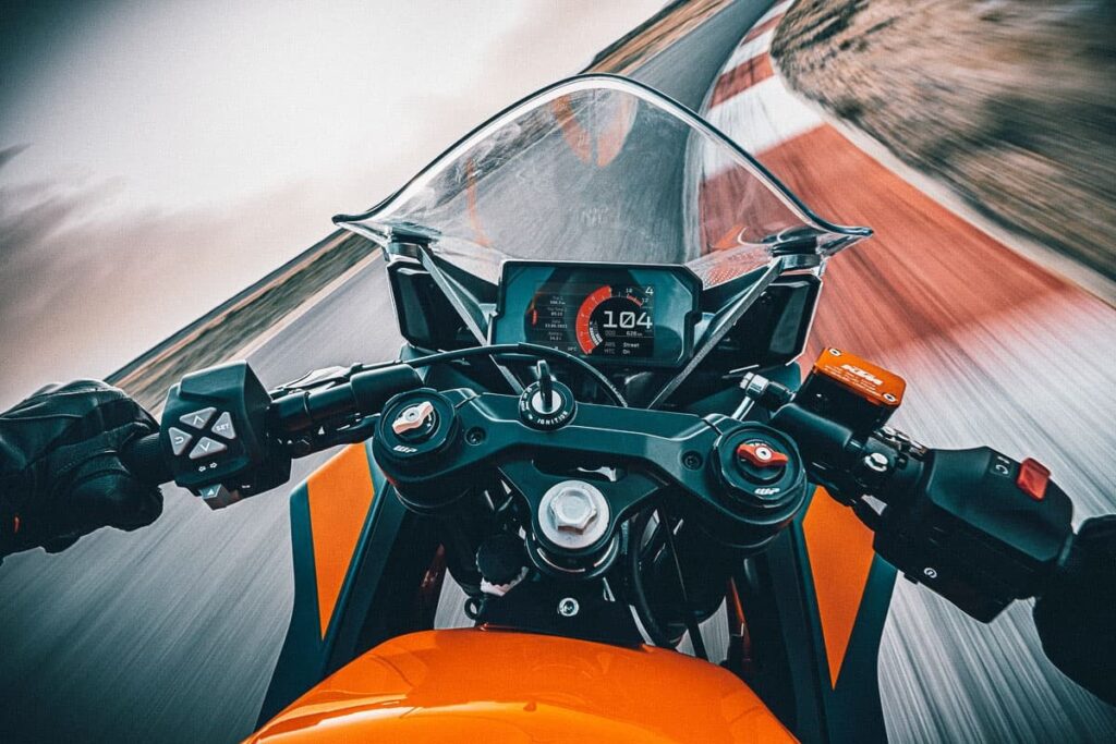 2022 KTM RC 390 TFT display cornering