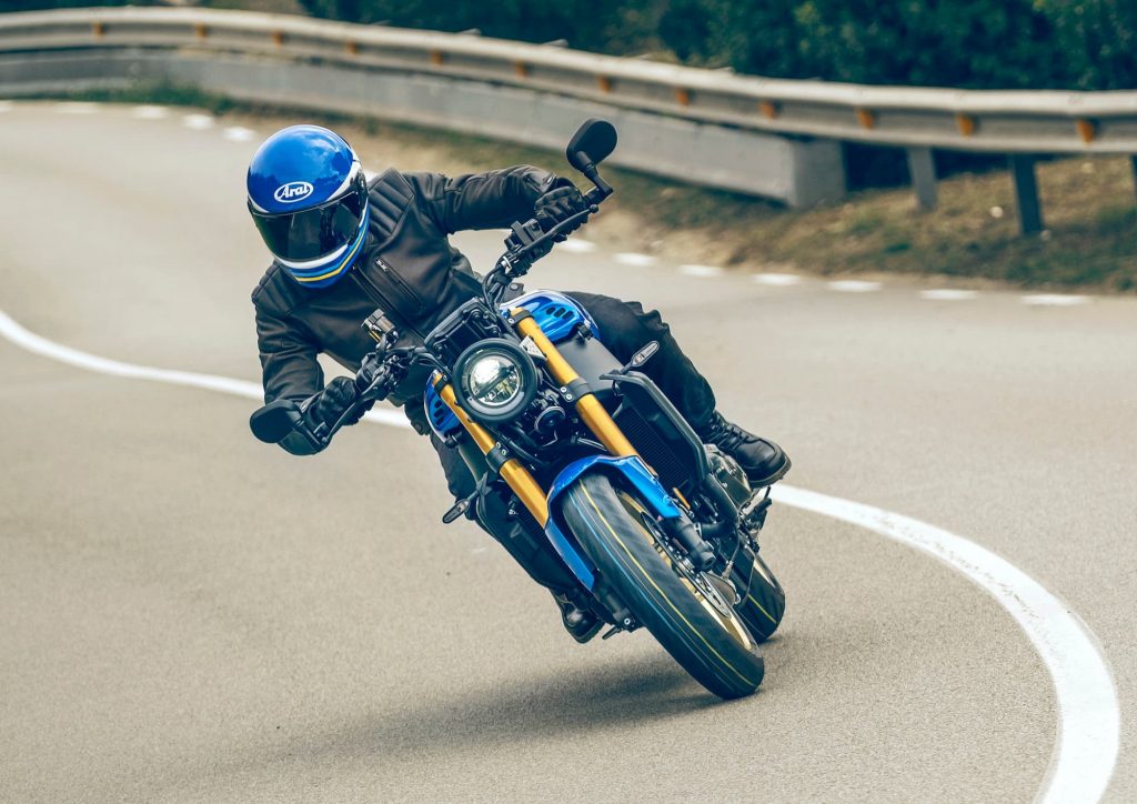 2022 Yamaha XSR900 cornering