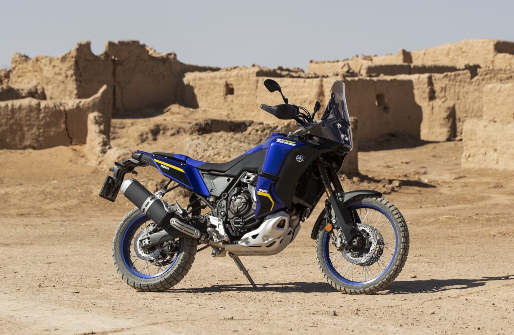 2022 Yamaha XTZ700 Ténéré 700 World Raid Static in desert in front of buildings