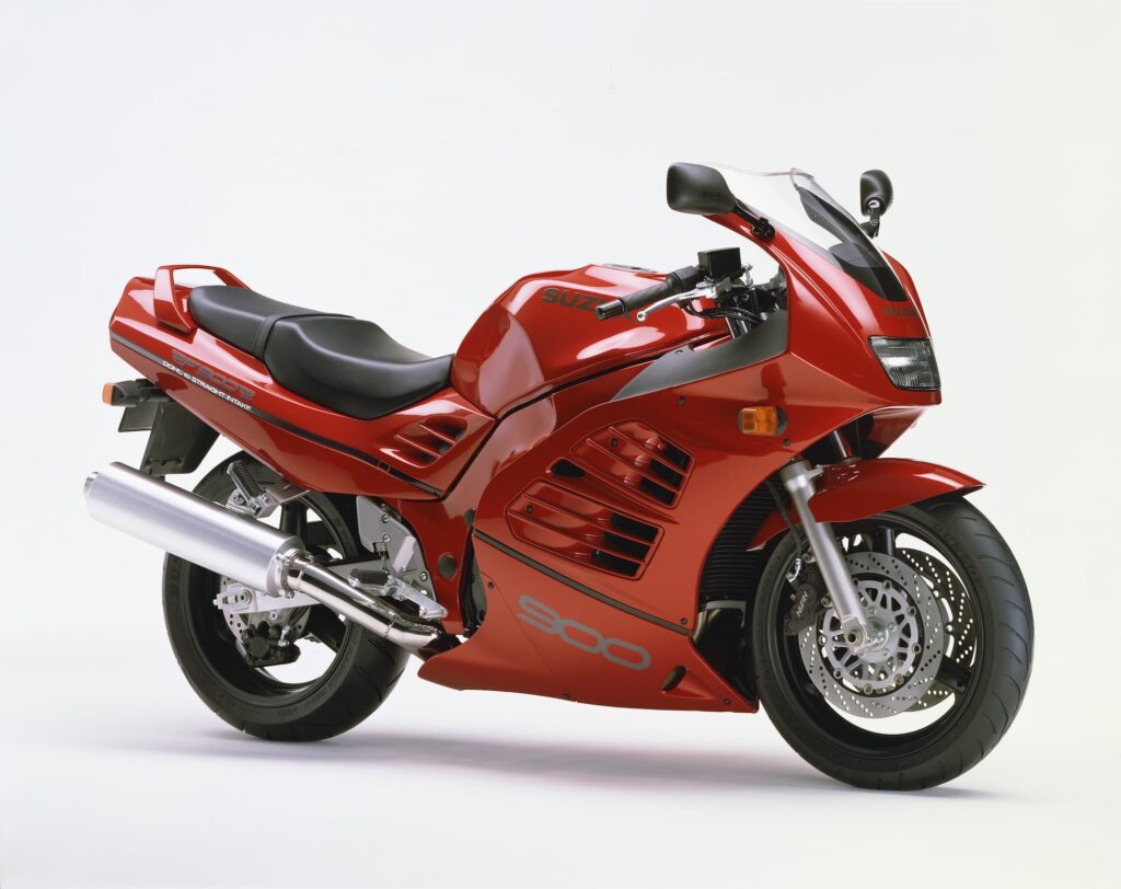 Suzuki RF900R Studio Red RHS front 3-4