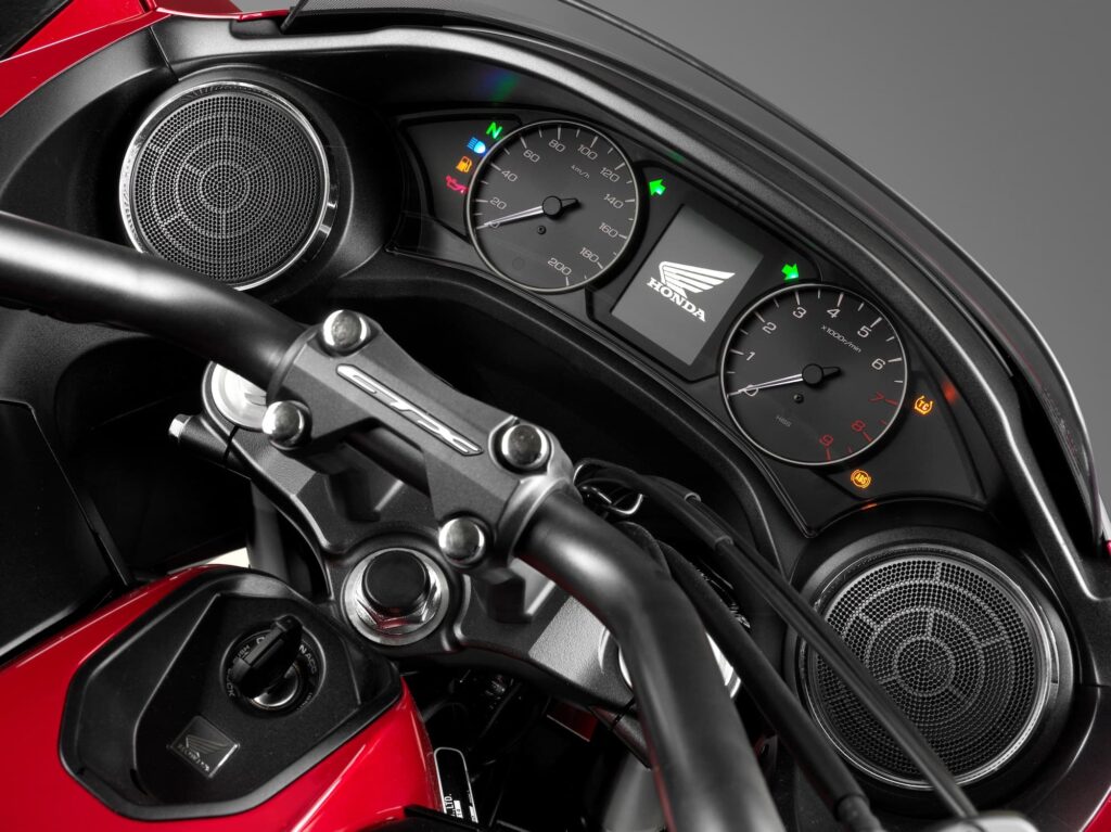 Instrument cluster and gauges of the Honda CTX1300