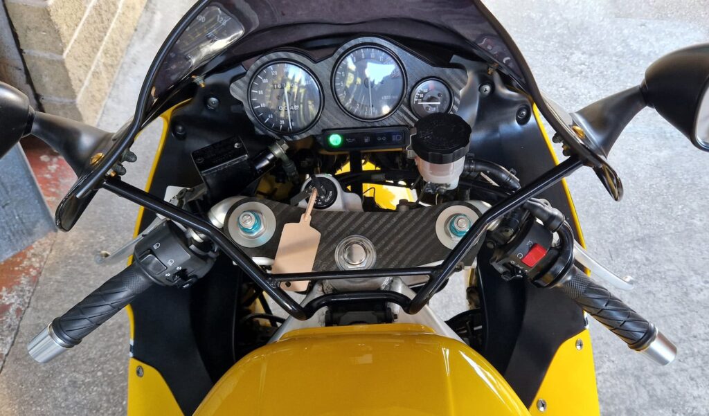 Yamaha YZF1000R dashboard cockpit instruments