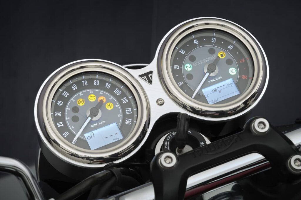 2021 Triumph Bonneville T120 twin gauges