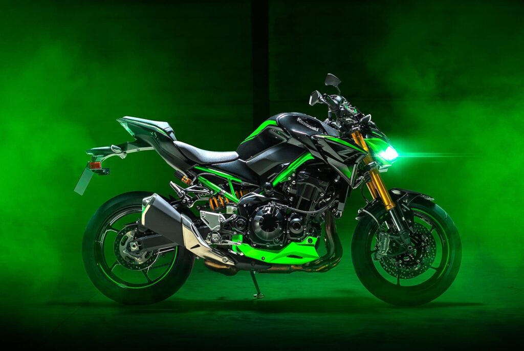 2022 Kawasaki Z900 SE RHS static in green smoke
