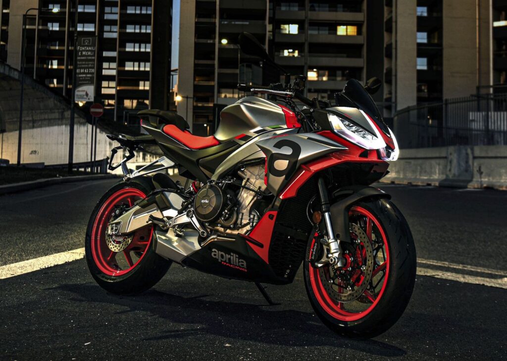 Aprilia Tuono 660 RHS 3-4 static in front of night city