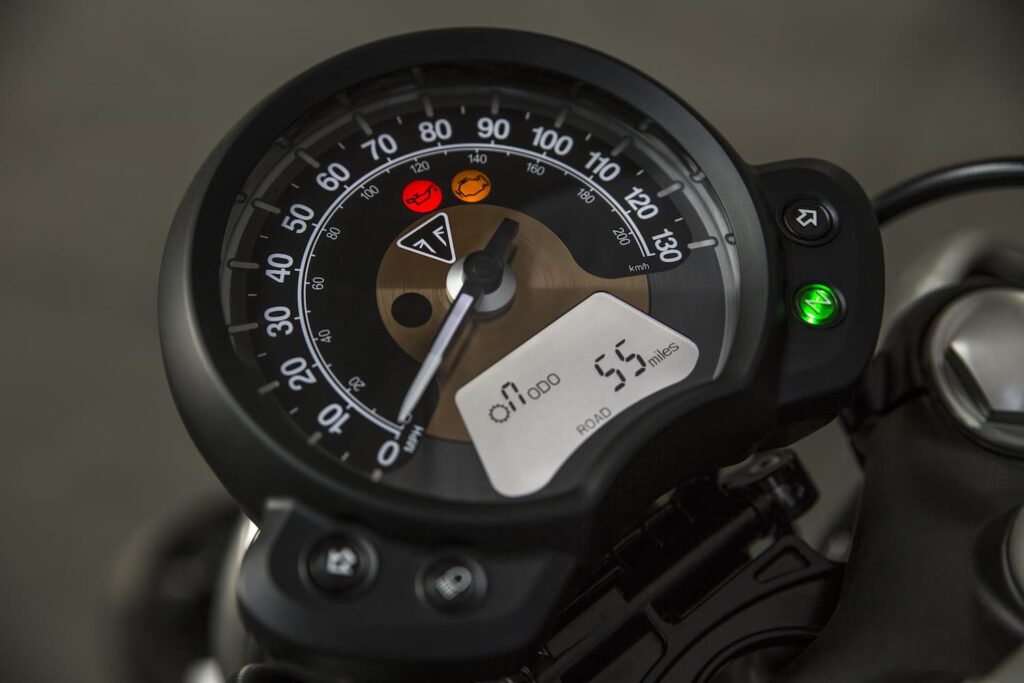 Triumph Bonneville Bobber Detail speedometer