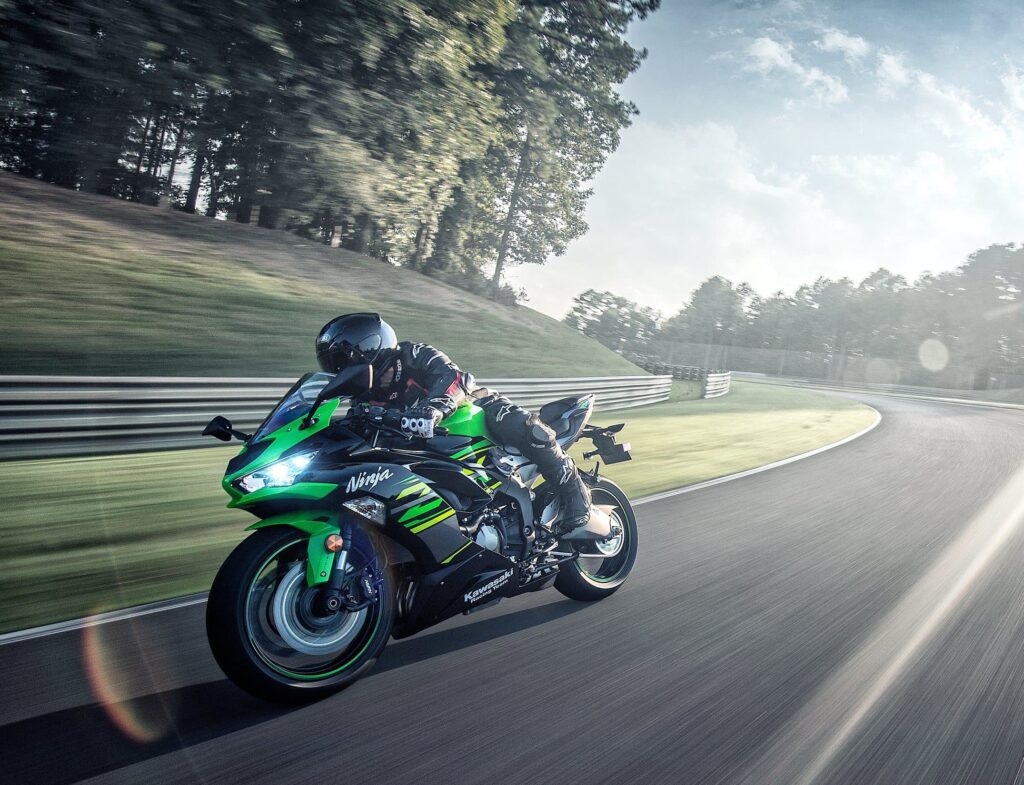 2019 Kawasaki ZX-6R 636 Street action LHS 3-4