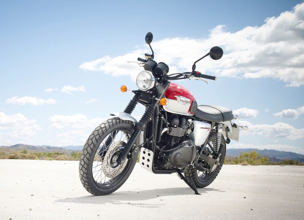 Triumph Scrambler 865 EFI parked on beach, LHS 3-4 static image