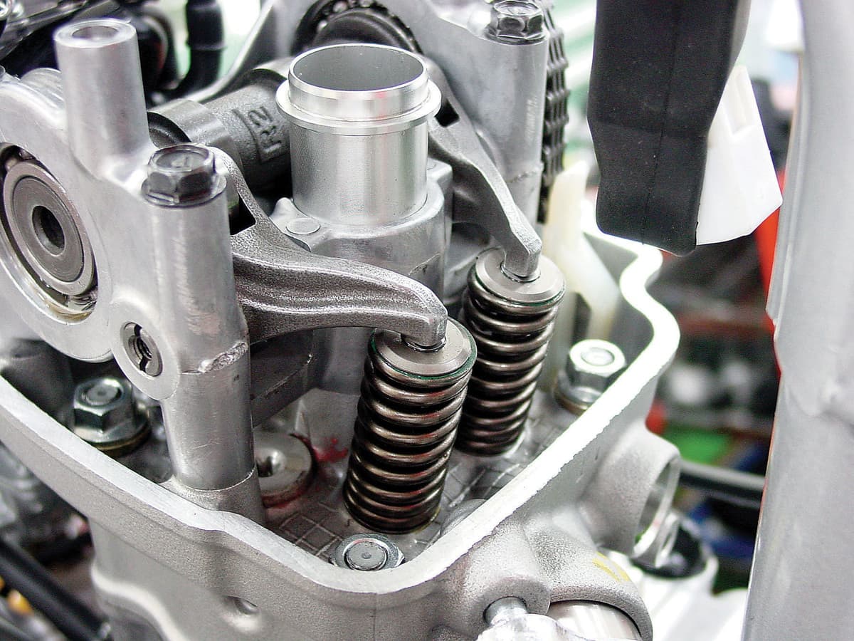 Honda Unicam Explained — How It Works and Why Honda Uses It 1 Honda Unicam cylinder head showing the exhaust rocker and valve springs