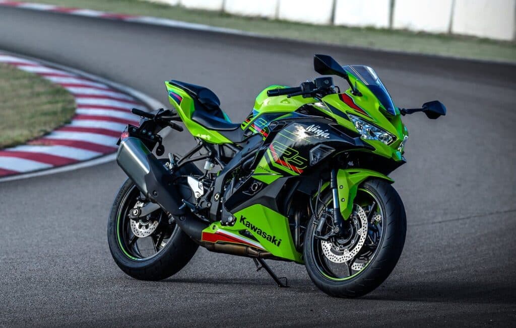 2023 Kawasaki ZX-4RR ZX400S RHS 3-4 static on track