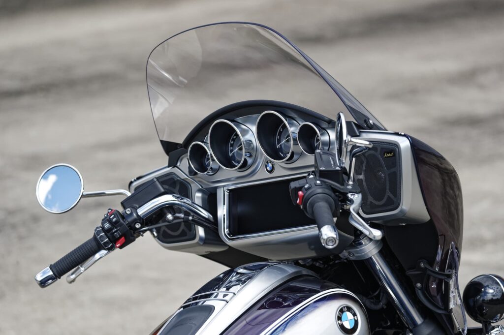 BMW R 18 Transcontinental dash TFT and infotainment system