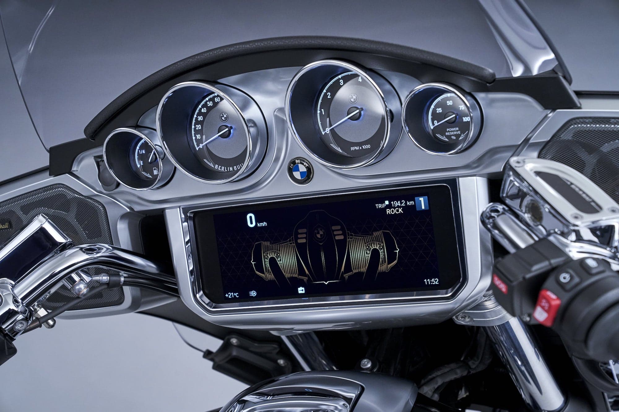BMW R 18 Transcontinental instrument cluster and dash