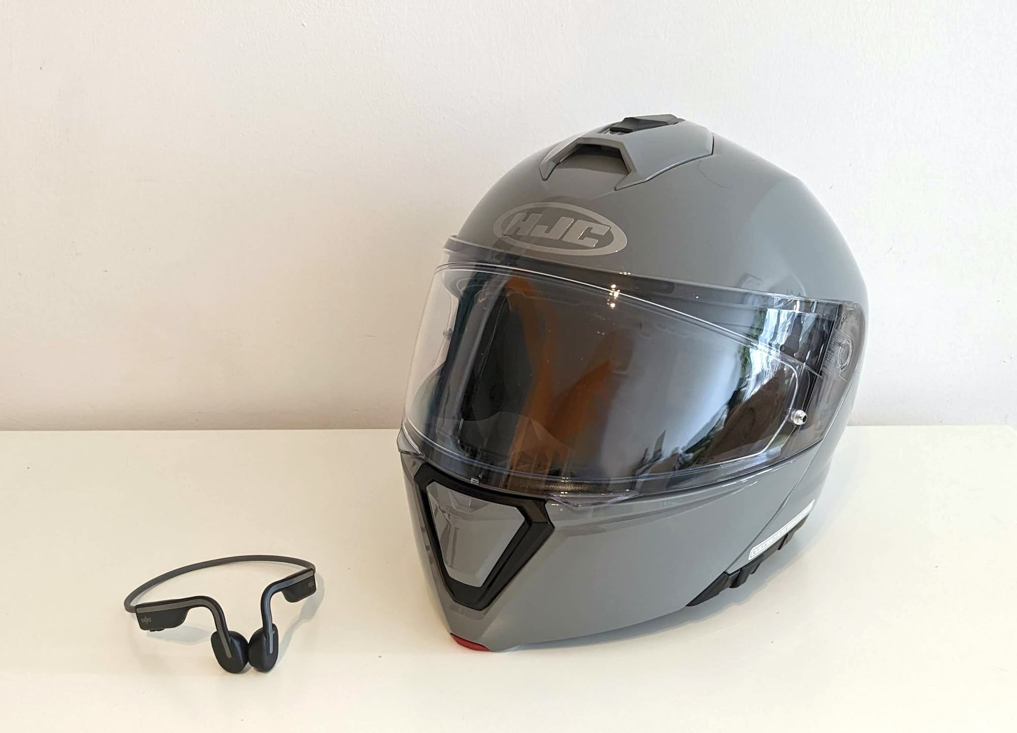 Airpods pro under motorcycle hot sale helmet