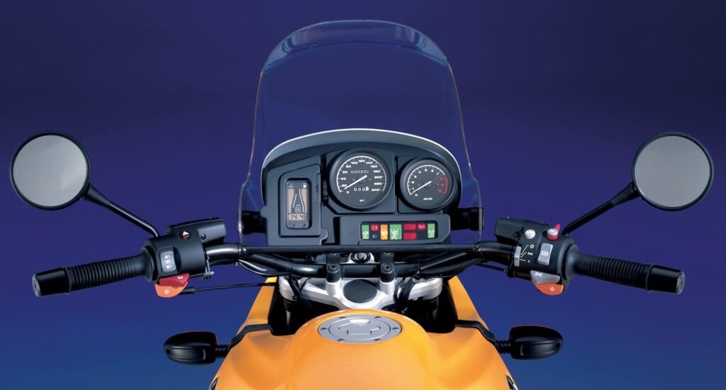 BMW R 1150 GS cockpit dashboard