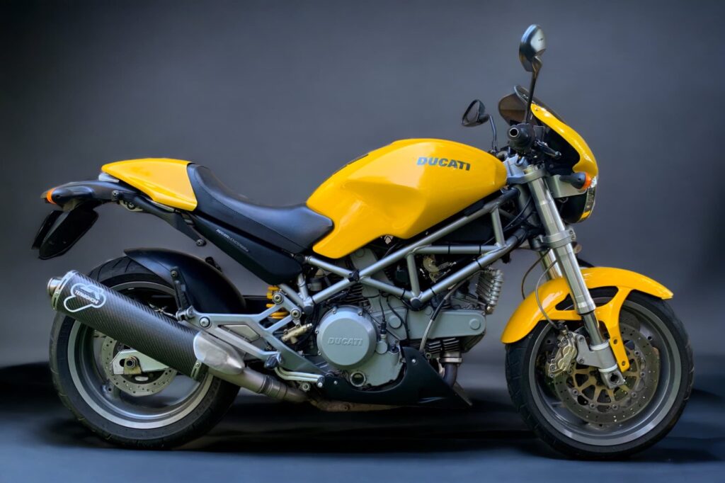 Ducati Monster 800 i.e-Studio RHS dark background