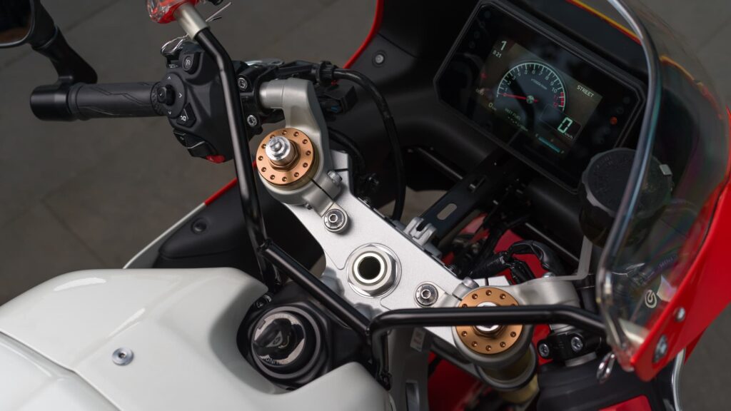 2024 Yamaha XSR900 TFT display adjustable suspension cockpit