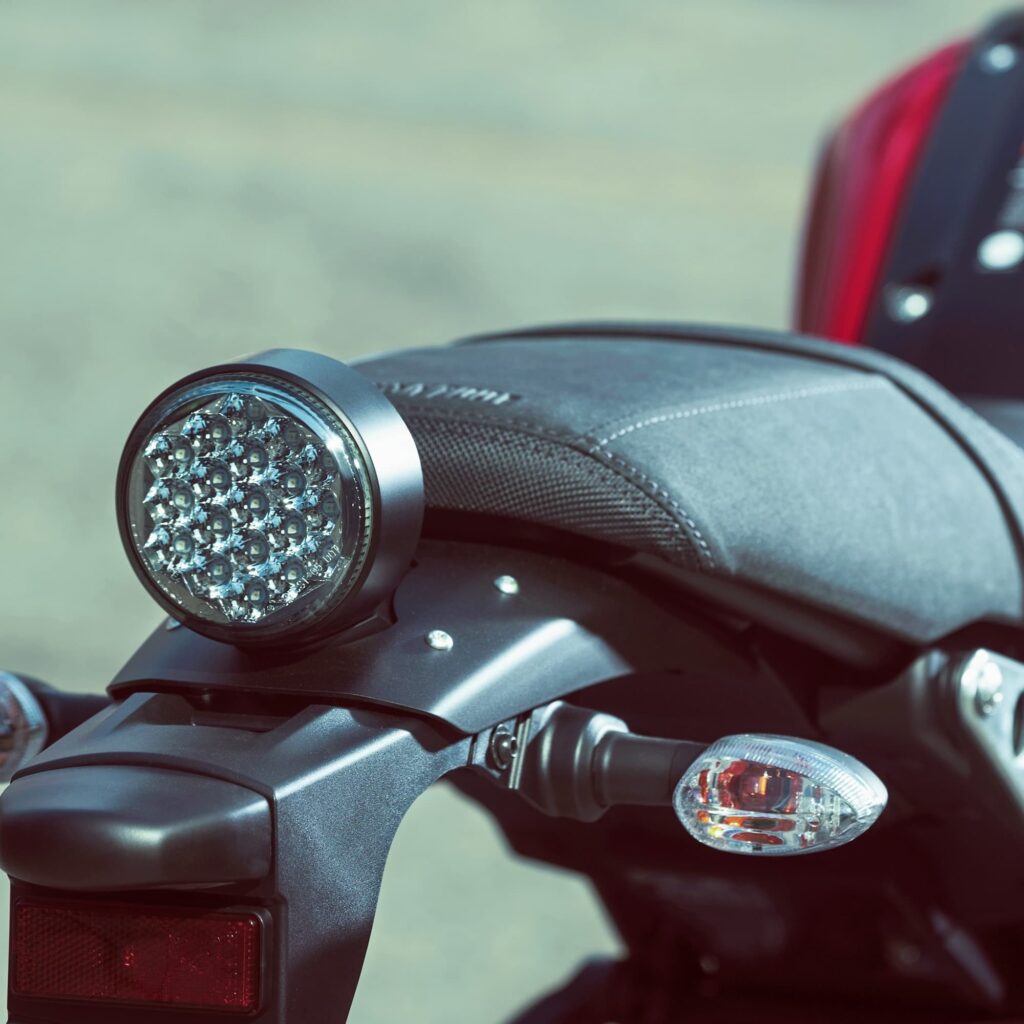 Yamaha XSR900 round taillight and leather seat