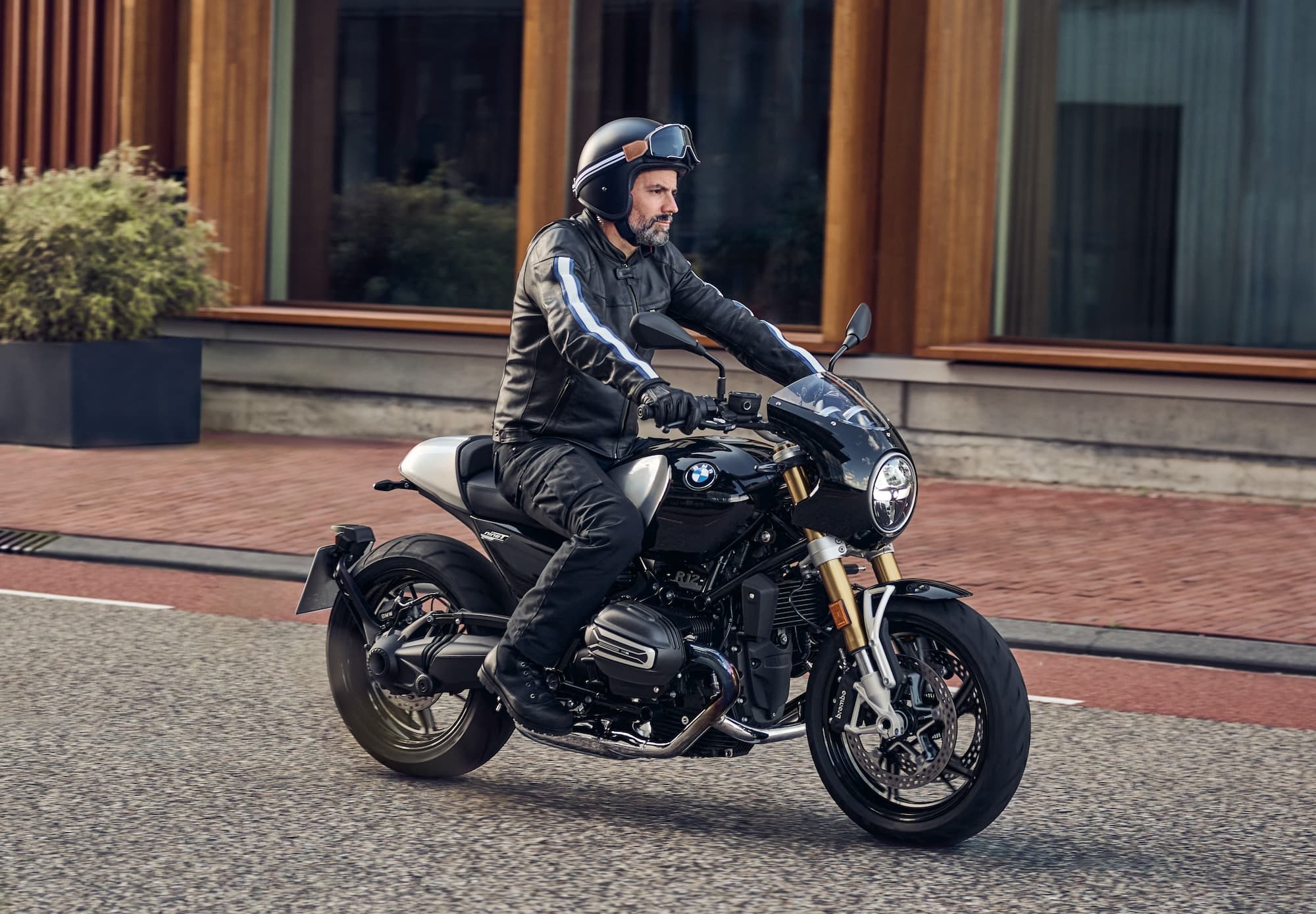 BMW R 12 and R 12 nineT — Differences / Similarities