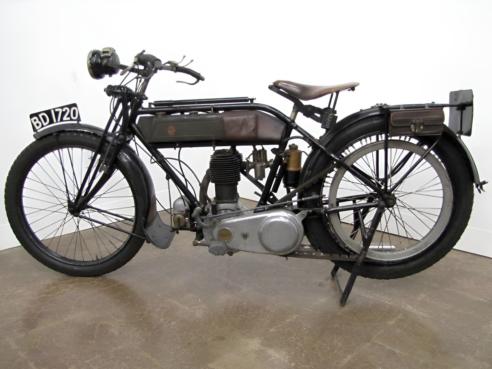 Old Triumph vs Hinckley / John Bloor Triumph - Motofomo