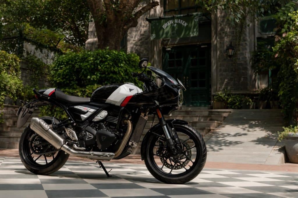 Old Triumph vs Hinckley / John Bloor Triumph 10 Triumph Thruxton 400