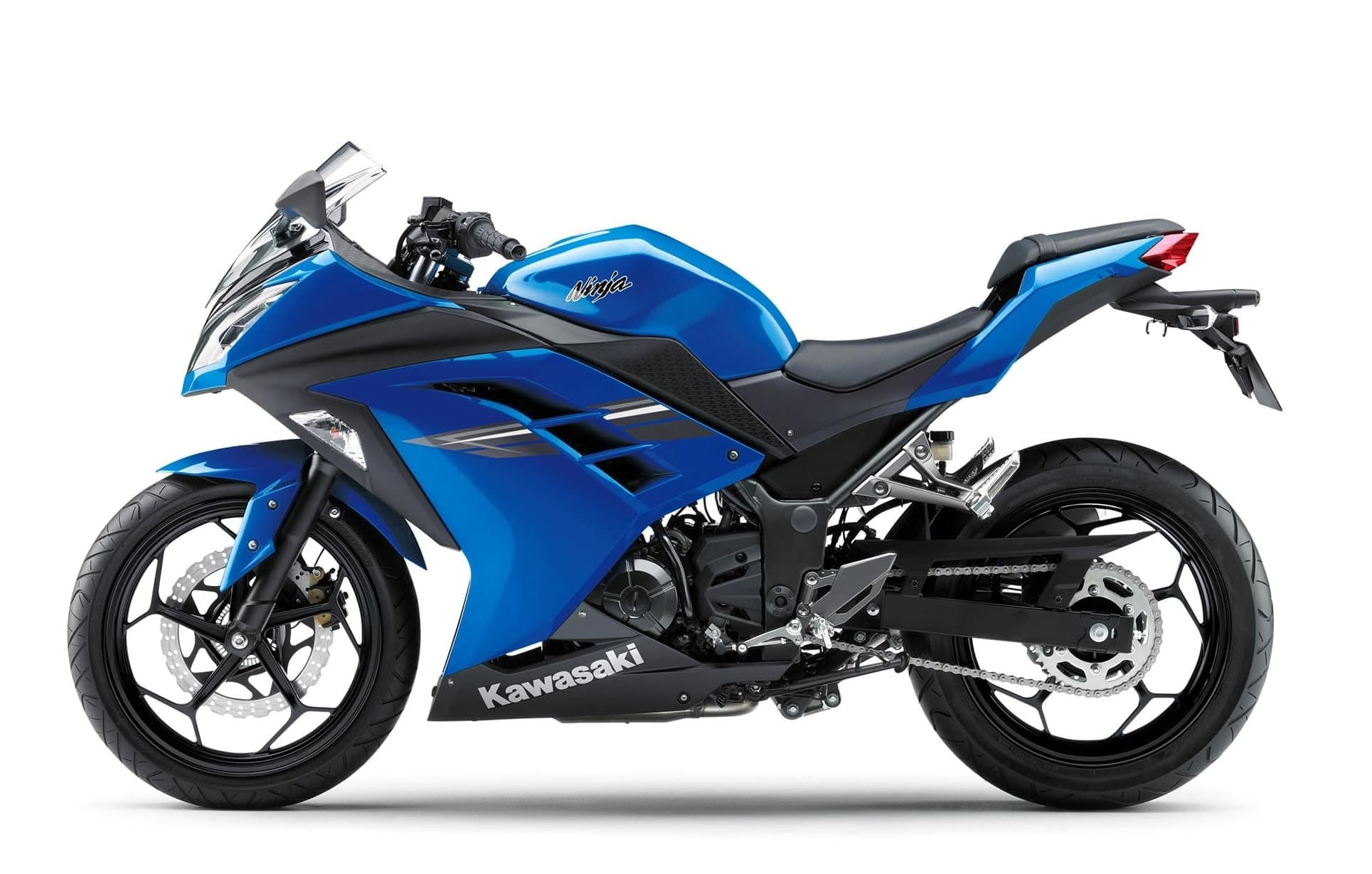 Kawasaki Ninja 300, 400, Ninja 500, Z300, Z400, and Z500 — Complete Buyer’s Guide 16 Blue 2017 Kawasaki Ninja 300 viewed from the left side