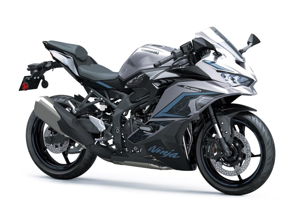 Kawasaki Ninja ZX-4R / ZX-4RR Review — The Return of the Heyday of Small Fours 5 2024 Kawasaki ZX250 ZX-25R Black RHS 3-4