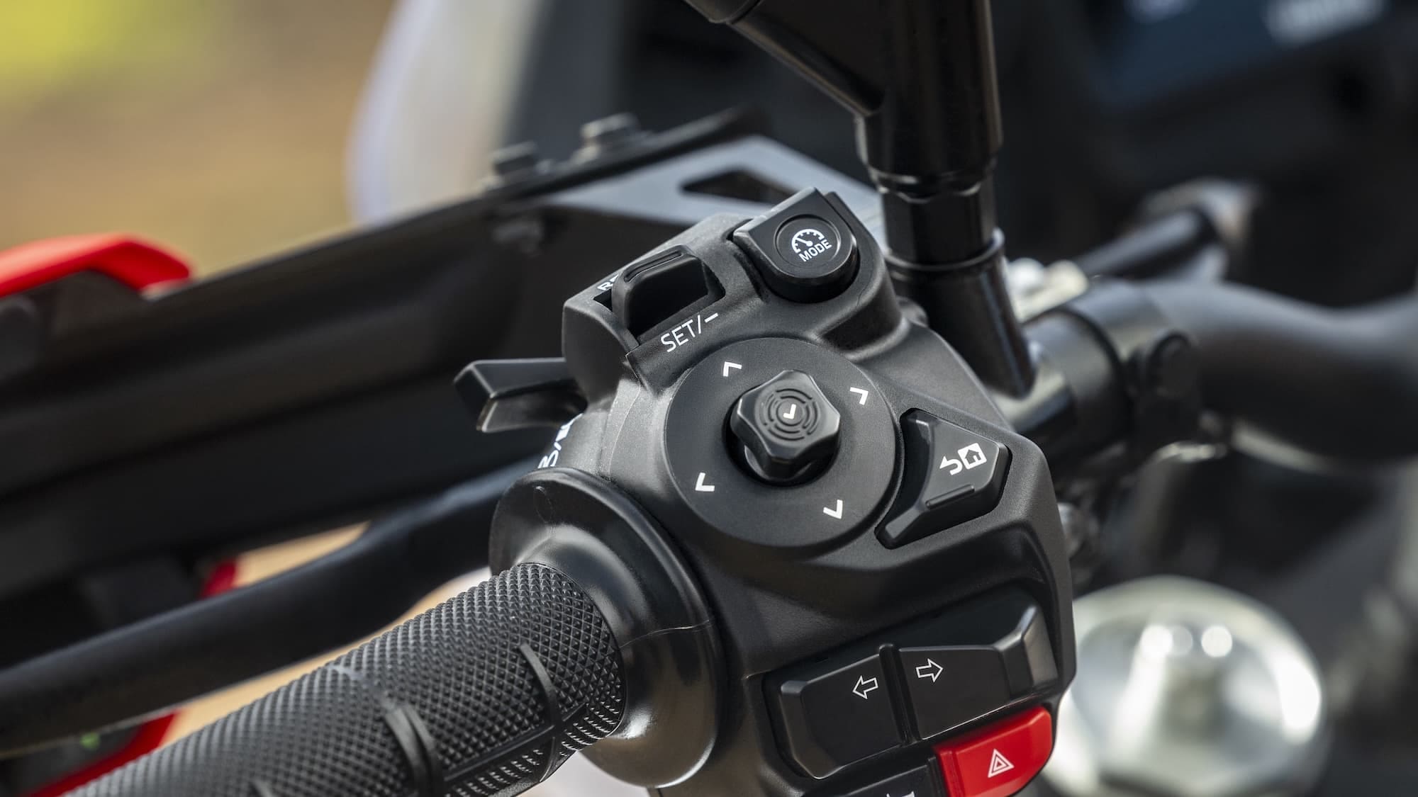 Yamaha Ténéré 700 Model Variants / Buyer’s Guide 2019-2026 26 2026 Yamaha Ténéré 700 World Raid left-hand cruise control switchgear