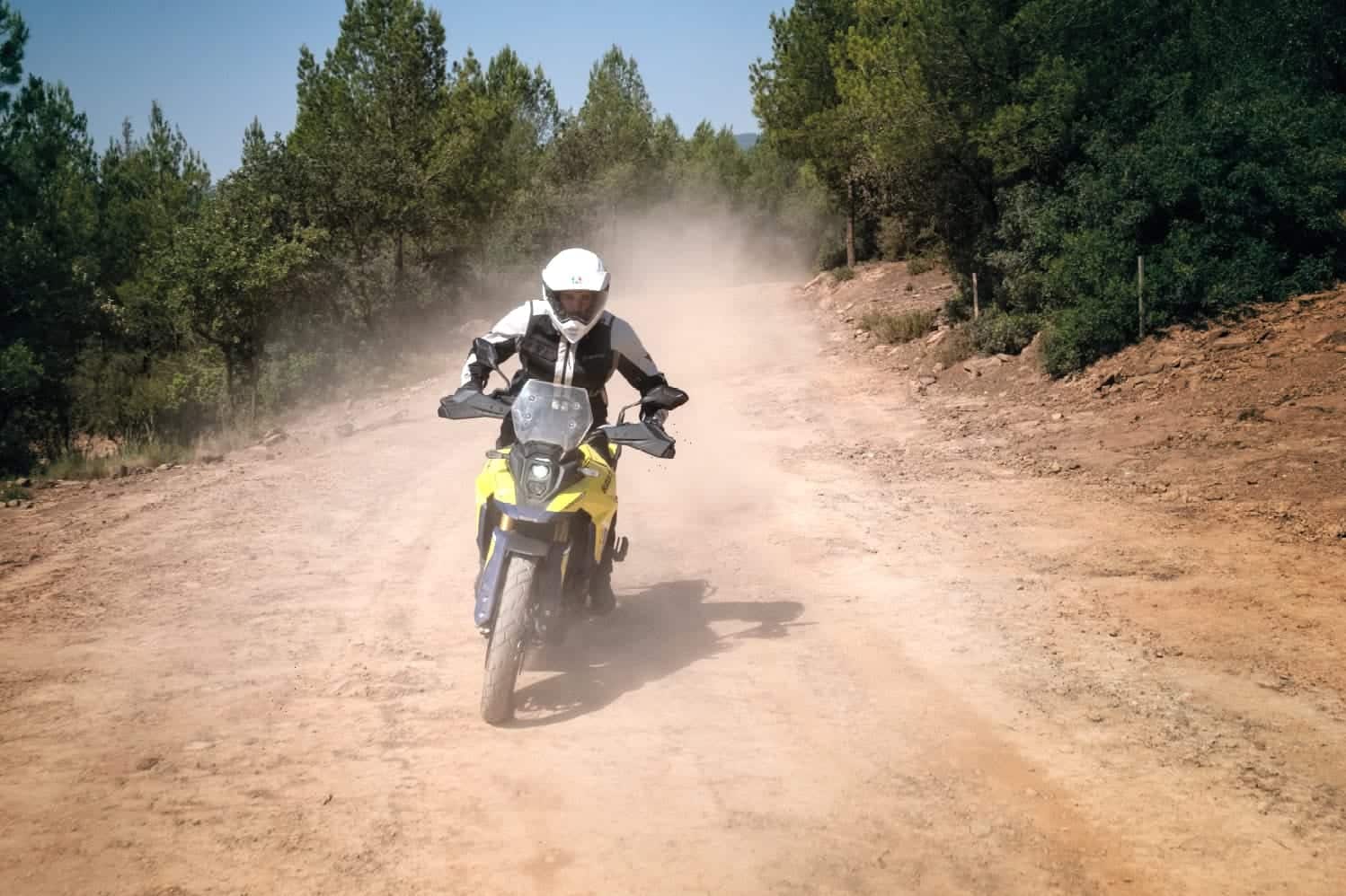 Suzuki V-Strom 800 Buyer’s Guide — RE vs DE, Engine, and Alternatives 10 Suzuki V-Strom 800DE riding on a dusty gravel road