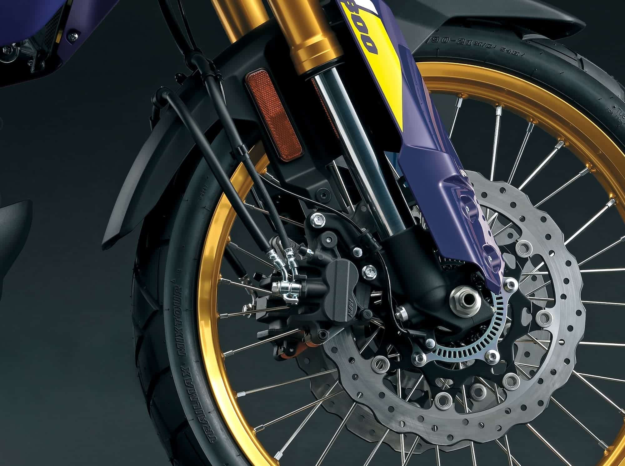 Suzuki V-Strom 800 Buyer’s Guide — RE vs DE, Engine, and Alternatives 7 Close-up of V-Strom 800DE front Nissin two-piston caliper, fork and spoked wheel