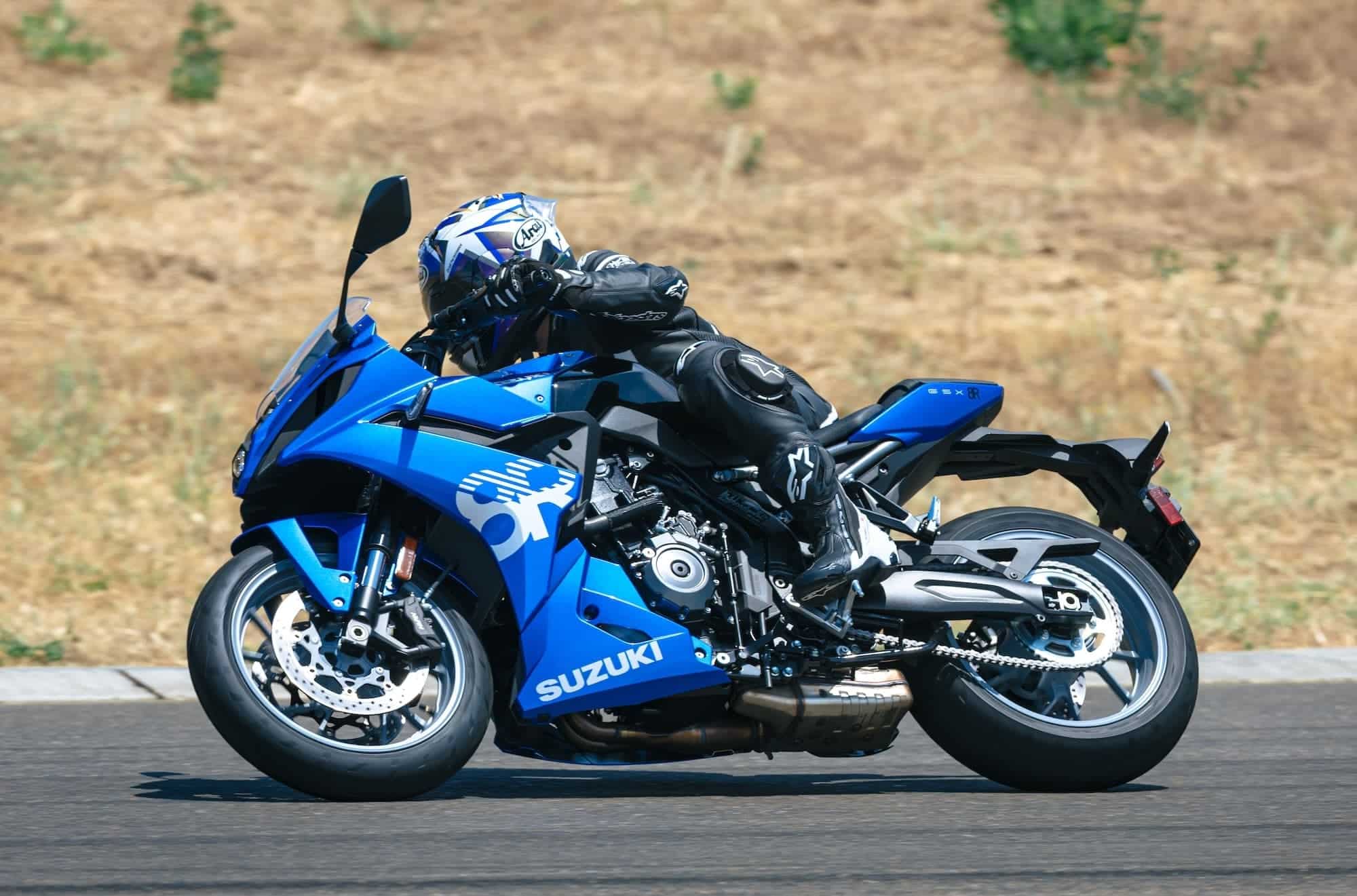 Suzuki GSX-8S, GSX-8R, GSX-8T and GSX-8TT Buyer’s Guide 7 Blue Suzuki GSX-8R leaning through a paved corner, left-side action view