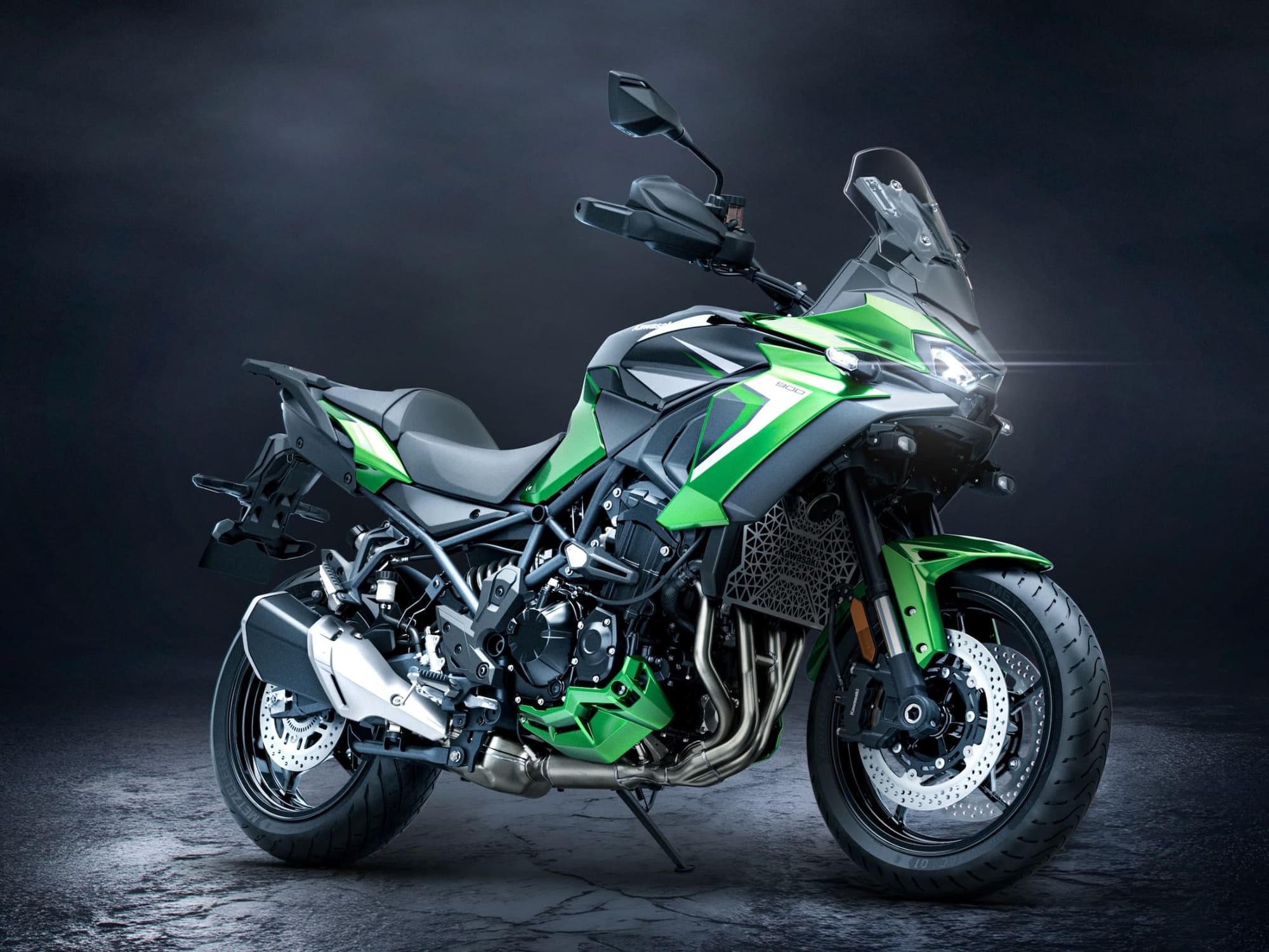 2027 Kawasaki Versys 900 — Radar Cruise Comes to the Middleweights 3 Green Kawasaki Versys 900 SE against dark studio background