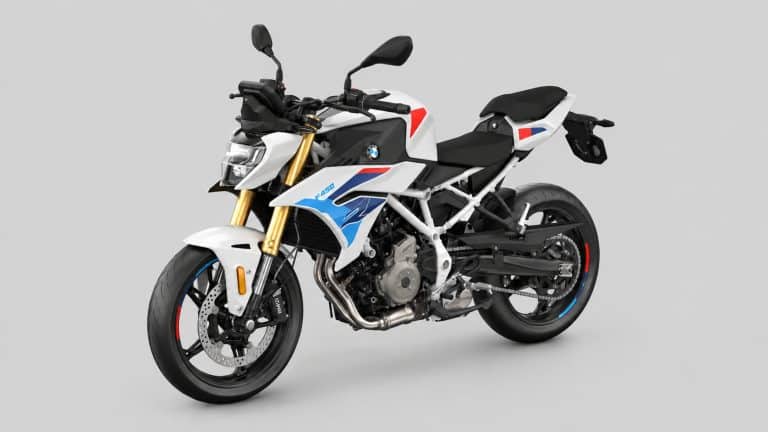 BMW F 450 R M Sport in a front three-quarter view on a neutral grey background