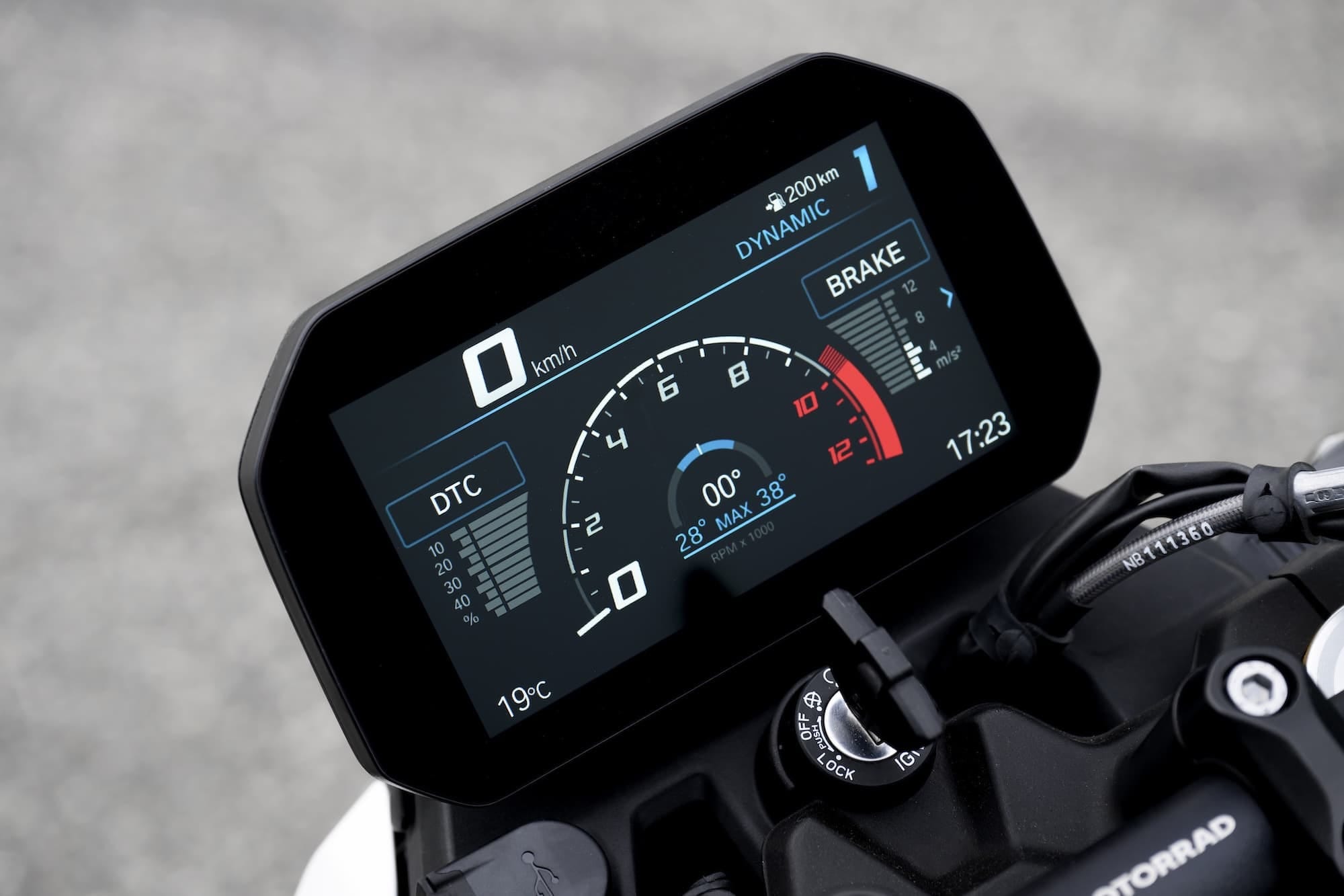 BMW F 450 R vs G 310 R: What changed? 5 BMW F 450 R 6.5-inch TFT showing Dynamic mode and rider-assistance information
